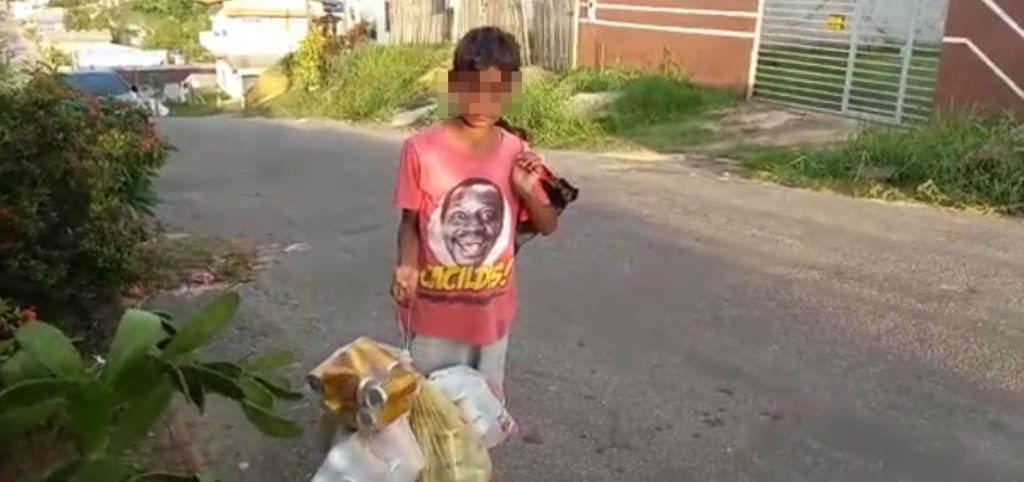 Menino de 12 anos cata latinhas pelas ruas de Cruzeiro do Sul para ajudar no sustento da família