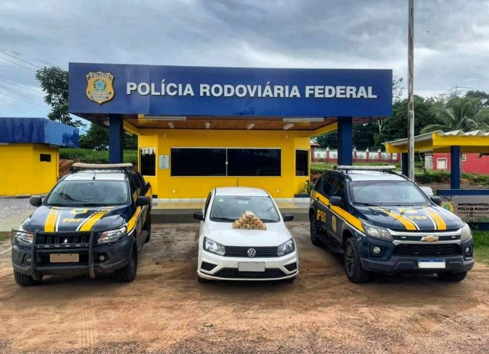 Mais de 15 quilos de pasta base de cocaína são apreendidos dentro de carro durante abordagem no Acre