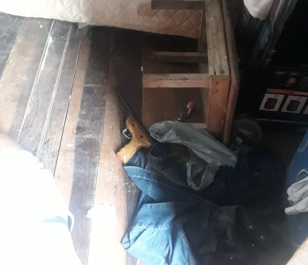 No Acre, suspeito de matar namorada com tiro no pescoço se apresenta à polícia, confessa crime e é liberado por falta de mandado