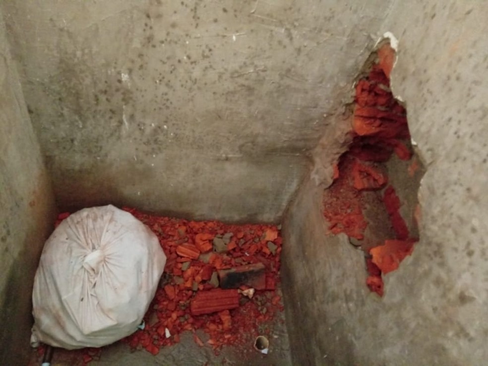 Dois presos fazem buraco em cela para tentar fugir de cadeia no Acre