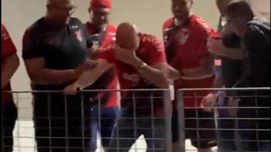 Bolsonarista Luciano Hang vai à final com número de Bolsonaro e leva banho de cerveja; assista