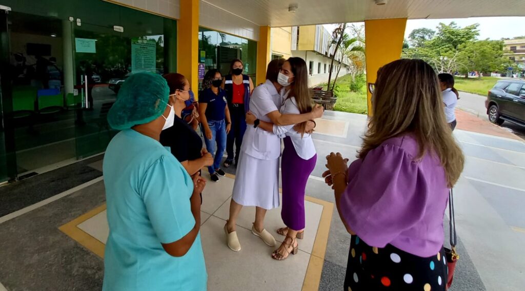 Primeira dama prestigia Cantata de Natal no Hospital Regional do Juruá e entrega presentes para crianças internadas