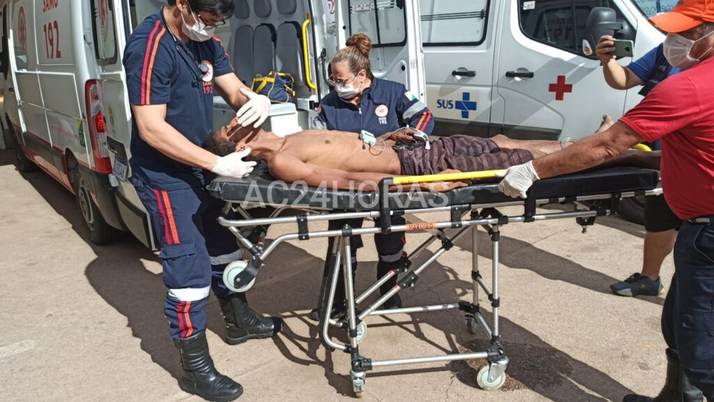 Briga entre “amigos” por causa de mulher termina com um ferido com facada nas costas