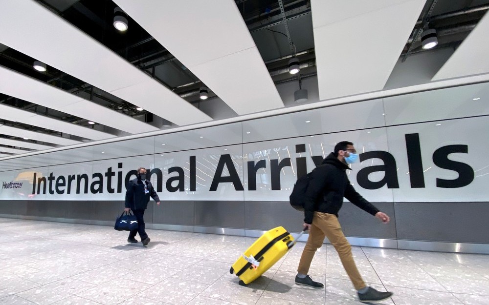 Governo anuncia quarentena de 5 dias para estrangeiros não vacinados