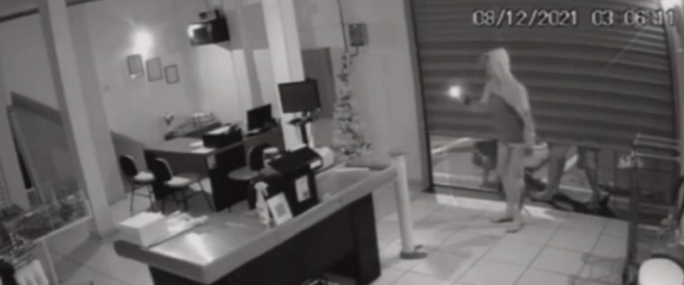 Câmera de segurança registra assalto em loja no centro de Cruzeiro do Sul; assista
