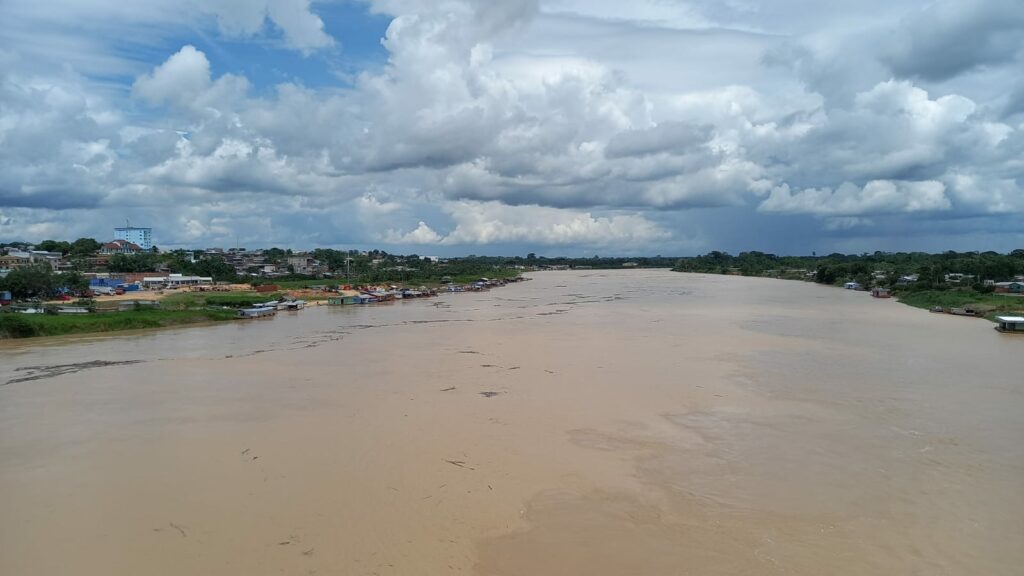 Nível do rio Juruá chega a mais de 11 metros nesta sexta-feira (10) e Corpo de Bombeiros monitora a situação