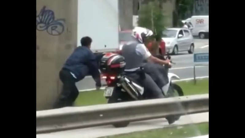 Tortura: PM algema homem negro a moto em movimento em SP e vídeo viraliza