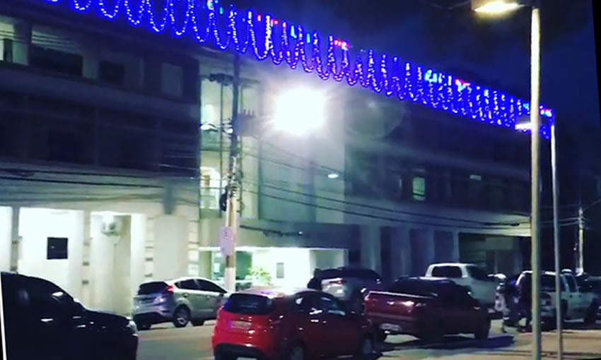 Prefeitura de Rio Branco é iluminada com luz azul e Bocalom diz: “Tá ficando muito bom”
