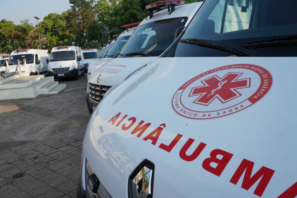 Após serem entregues pelo governo, ambulâncias estão paradas em 10 municípios acreanos por falta de motorista