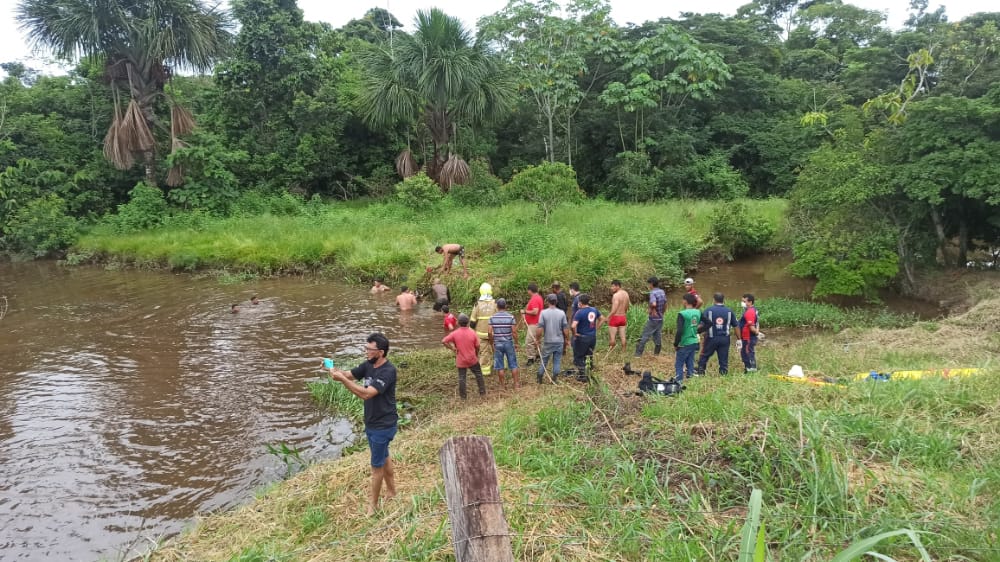 Família cai com veículo em açude no Acre e todos morrem afogados