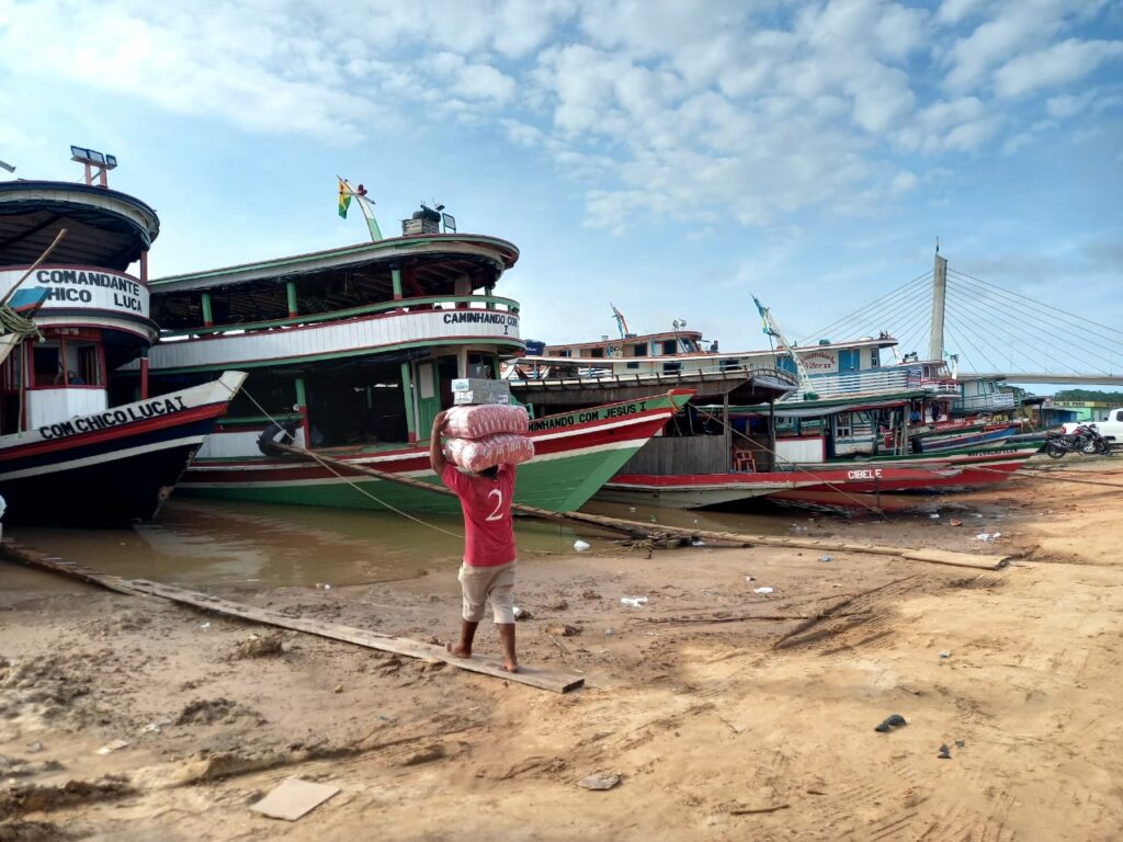 Cheia do rio Juruá diminui o tempo das viagens e o preço das mercadorias
