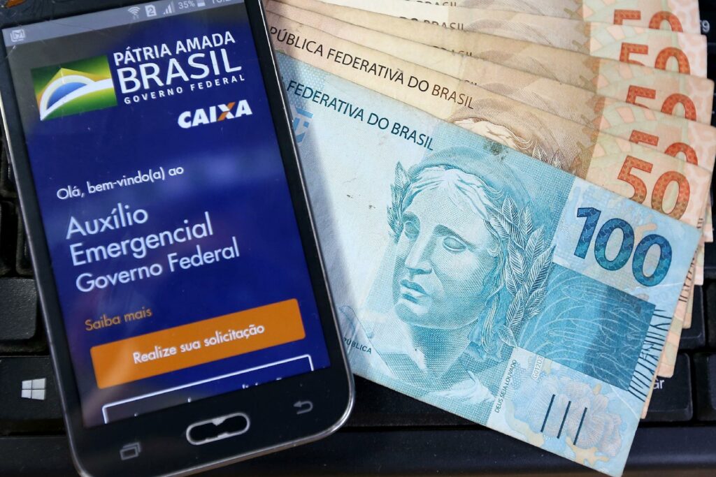 Pais solteiros recebem R$ 4,1 bi em retroativo do auxílio emergencial