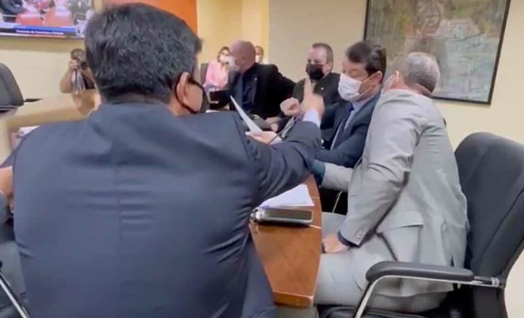 Jenilson Leite e Roberto Duarte se desentendem durante votação do Orçamento na Aleac