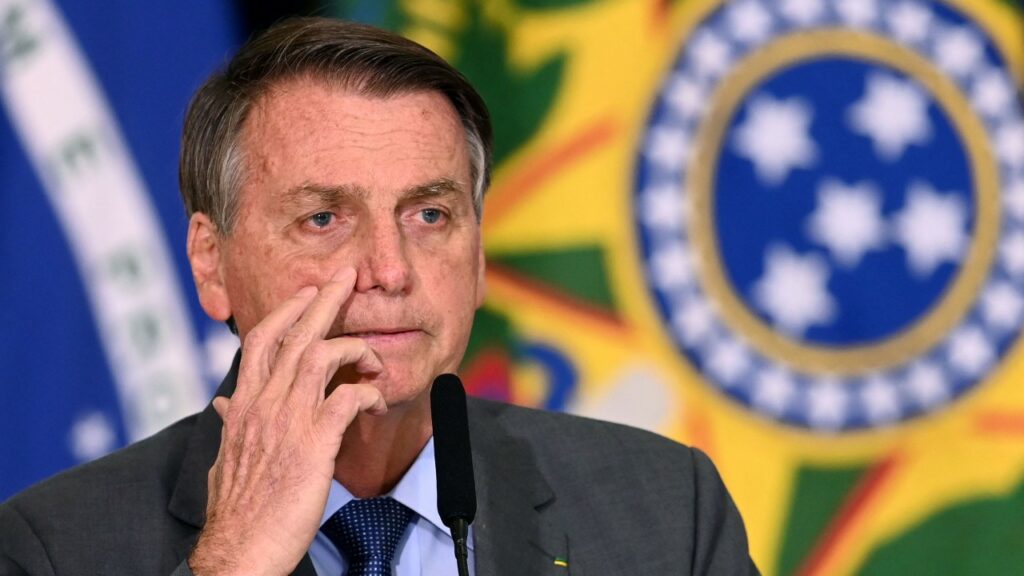 Bolsonaro volta a criticar sistema eleitoral e diz que eleições no Chile, em papel, são exemplo