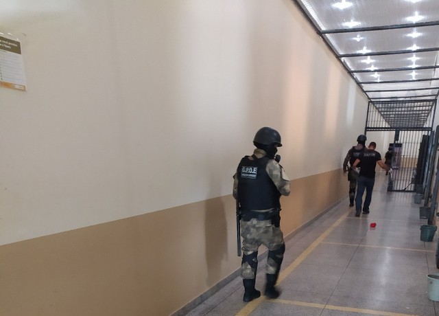 Detentos de quatro blocos fizeram motim no presídio de Cruzeiro do Sul; celas foram quebradas