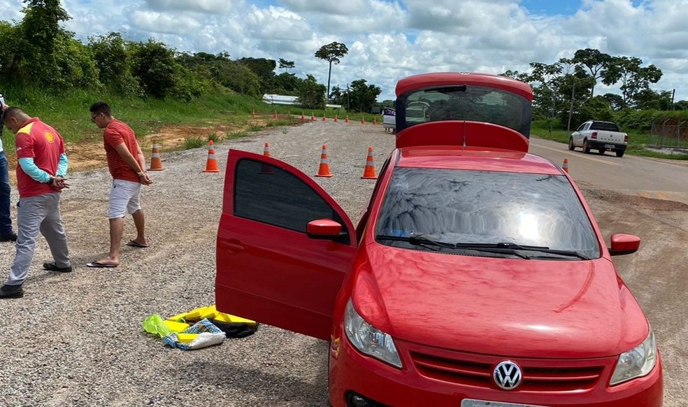 Dois homens são presos com mais de 10 quilos de cocaína em estrada no Acre