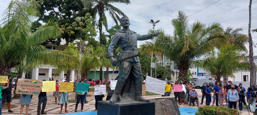 No dia que Rio Branco comemora 139 anos, estátua do Plácido de Castro recebe nova espada após furto