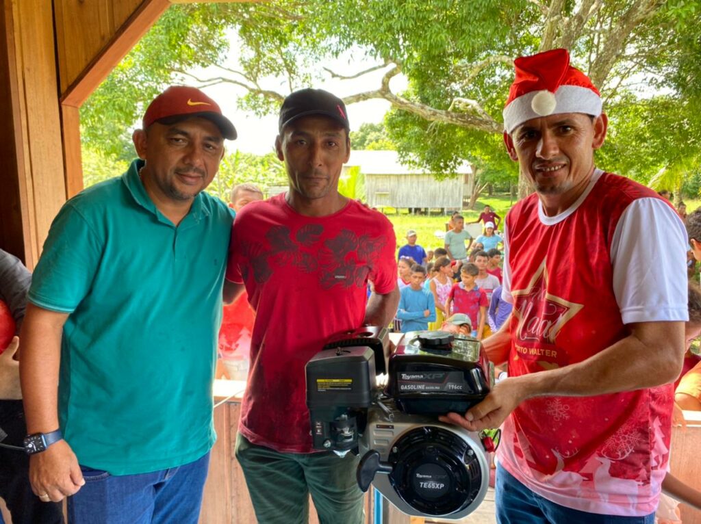 Junto com o povo, César Andrade sorteia prêmios na chegada do Papai Noel na Comunidade Vitória