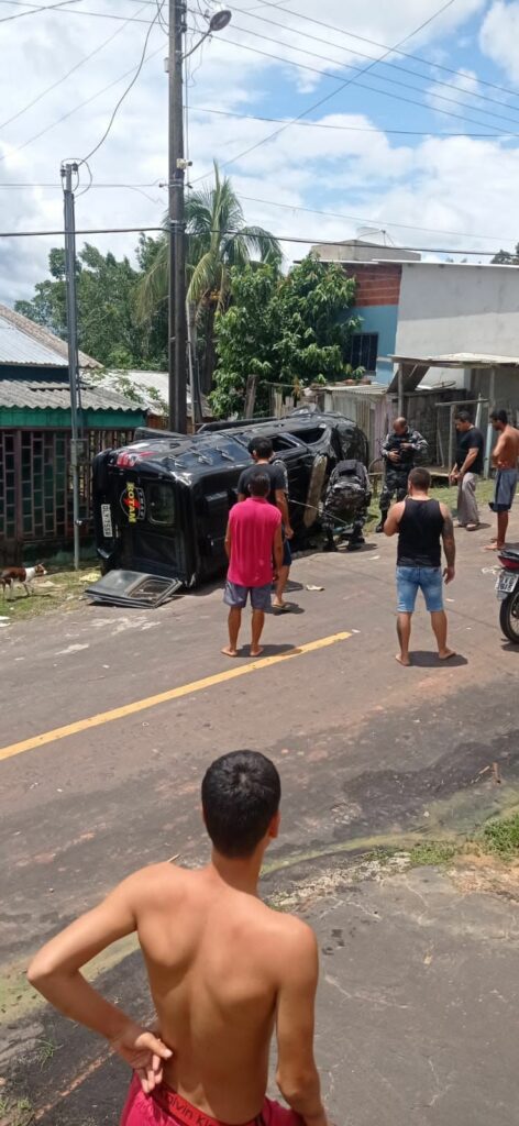 Viatura da Rotam bate em carro e capota em Cruzeiro do Sul