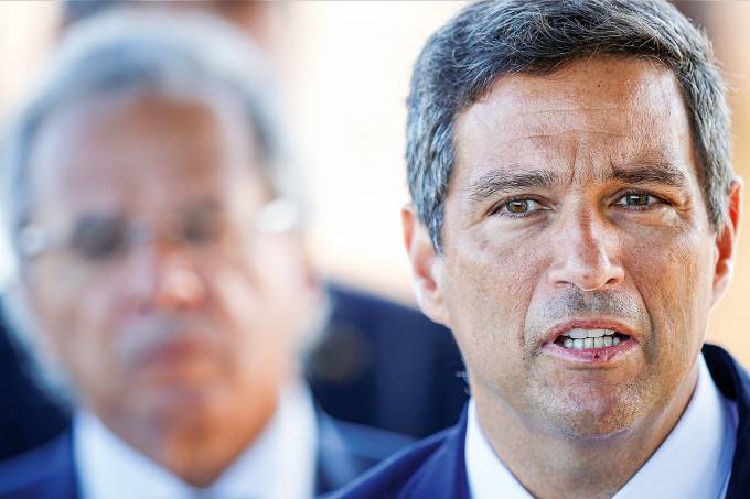 Em meio a crise de reajuste, 2 mil servidores do BC irão parar nesta terça-feira (18)