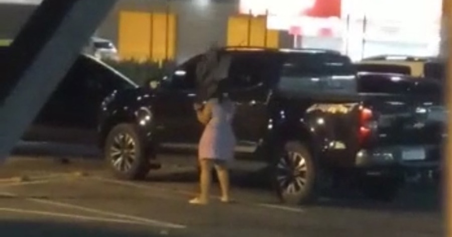 Ataque de fúria: Mulher quebra carro no estacionamento do Copacabana Shopping, em Cruzeiro do Sul