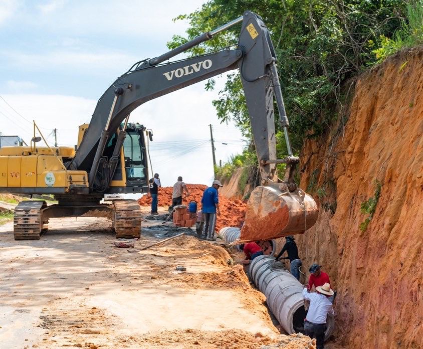 Mesmo com chuvas Prefeitura de Cruzeiro do Sul mantém ritmo dos serviços de infraestrutura.