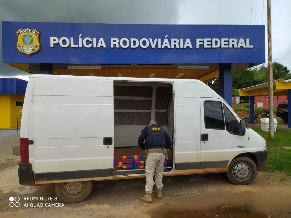 Jovem é preso no Acre transportando mais de 31 quilos de cloridrato cocaína dentro de forro de van