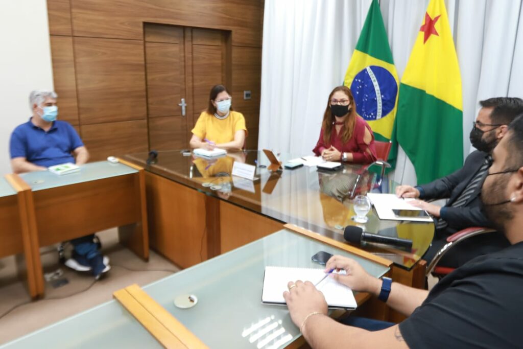 Com aumento no número de casos, governadora em exercício reforça necessidade de imunização contra a covid-19