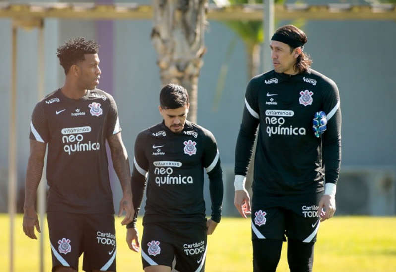 Corinthians encaminha renovação de trio de defensores experientes