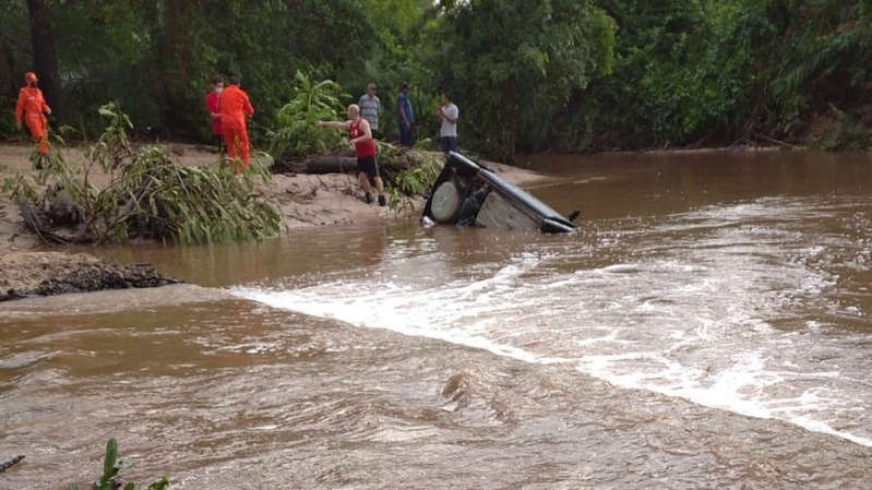 Cinco pessoas da mesma família morrem após carro cair em riacho no Piauí