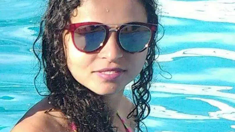 MG: Homem mata ex-namorada em farmácia e foge de ambulância