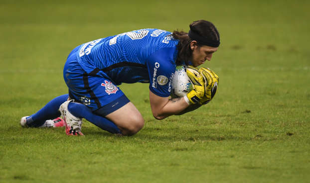 Corinthians anuncia renovação de contrato com o goleiro Cássio