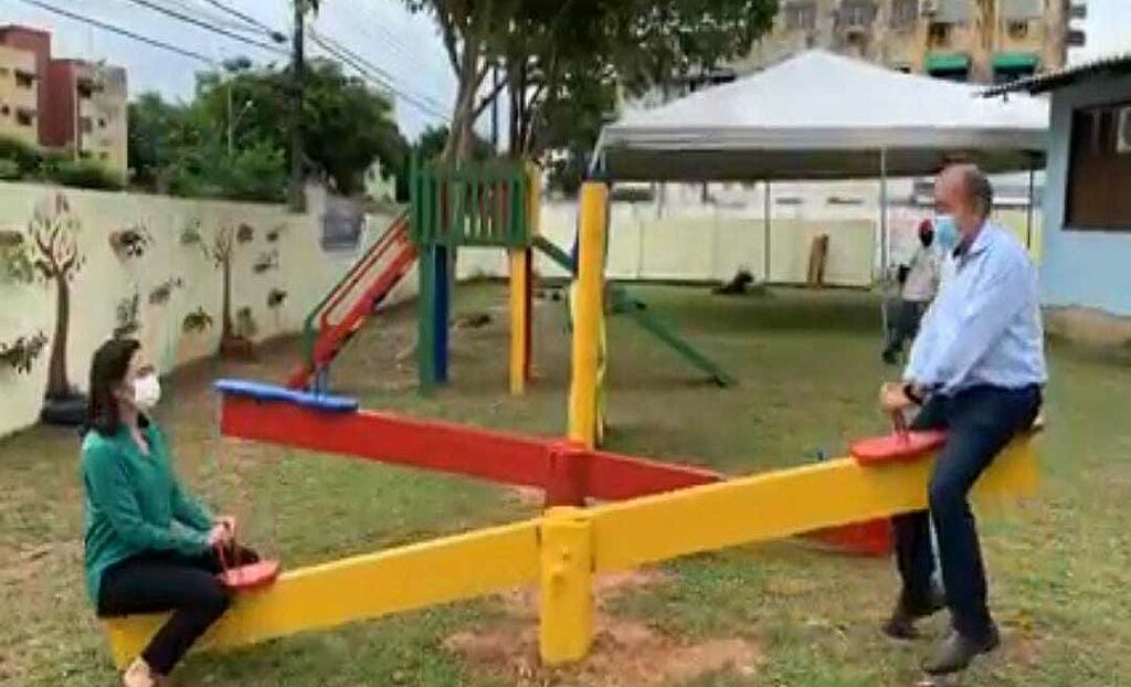 Bocalom publica vídeo brincando de gangorra com Mailza e diz: “Momento de diversão”