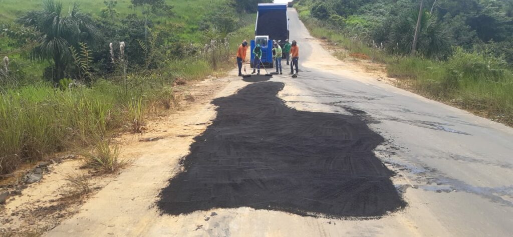 Governo e prefeitura de Cruzeiro do Sul realizam operação tapa-buracos na estrada do Guajará