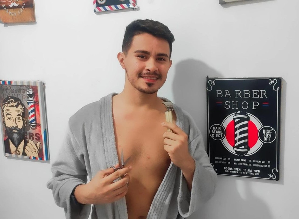 Cearense cria barbearia com funcionários e clientes nus
