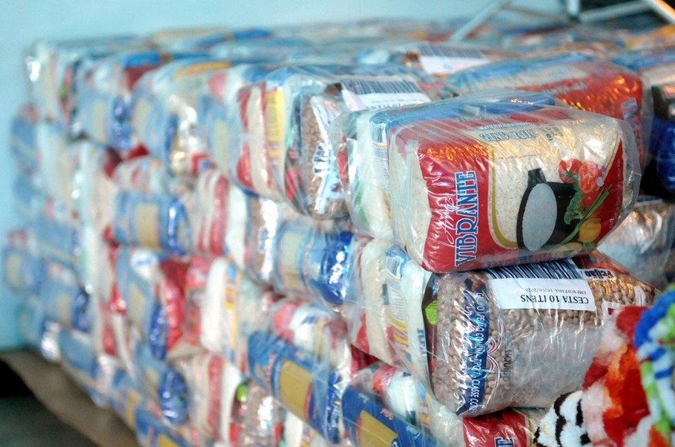 Salário mínimo de 2022 poderá comprar menos de duas cestas básicas