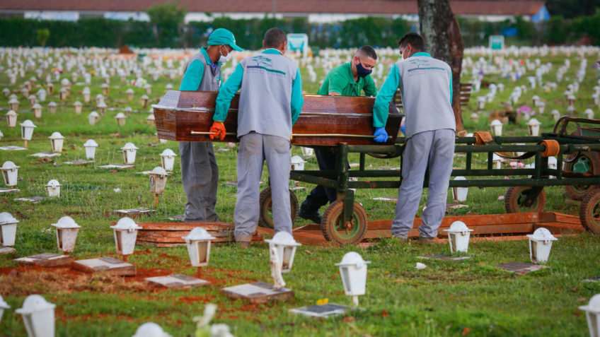 Brasil registra 662 mortes por Covid em 24 h, pior marca desde outubro; média móvel de casos conhecidos é recorde pelo 10º dia