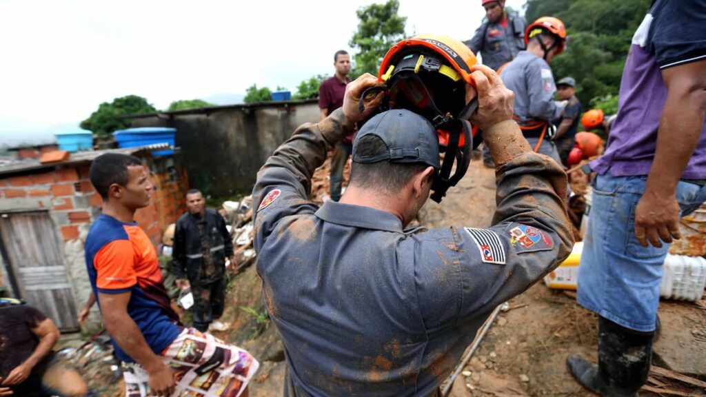 Chuva causa ao menos 18 mortes, deslizamento e alagamento na Grande SP e interior
