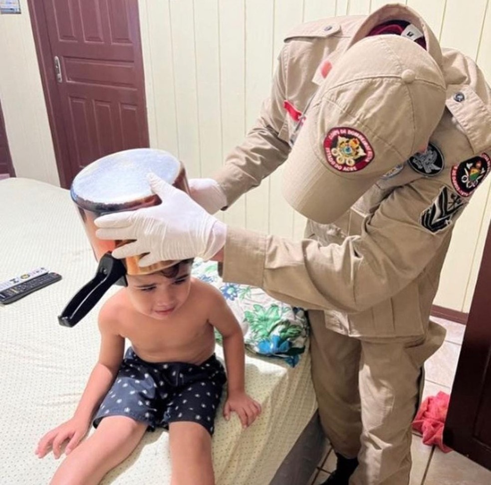 No Acre, criança fica com a cabeça presa dentro de panela de pressão e bombeiros são acionados