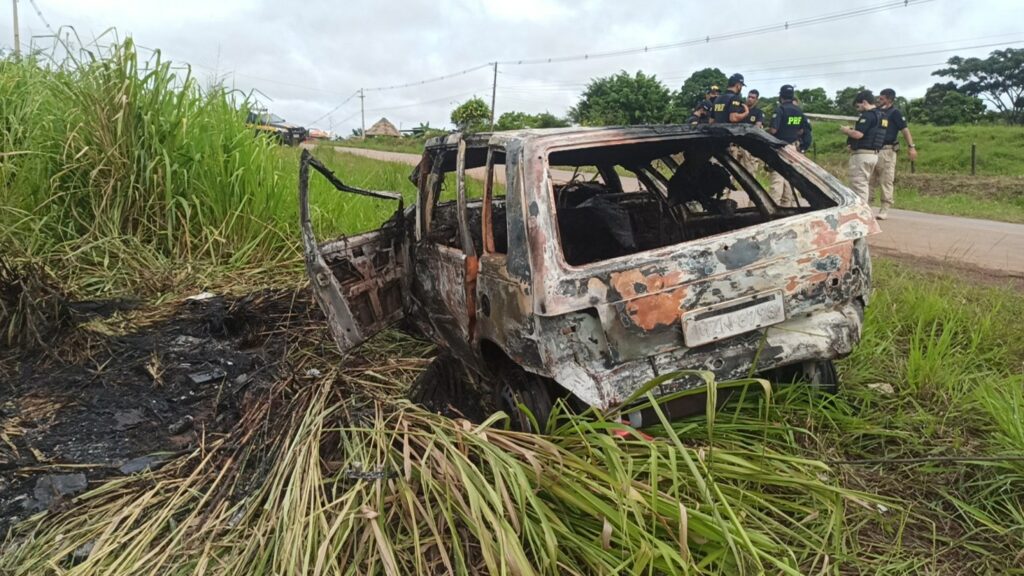 Carro é consumido pelo fogo após capotar na BR-364
