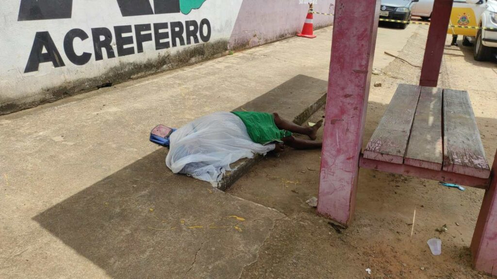 Morador de rua é morto a pauladas enquanto dormia em parada de ônibus de Rio Branco