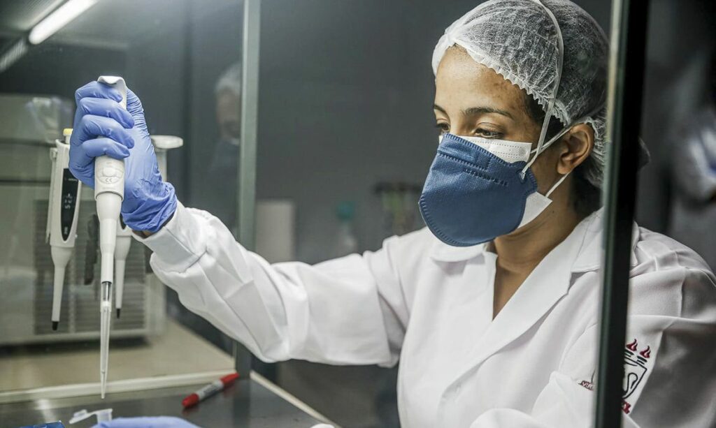 Covid-19: Média móvel de novos casos está em queda há uma semana