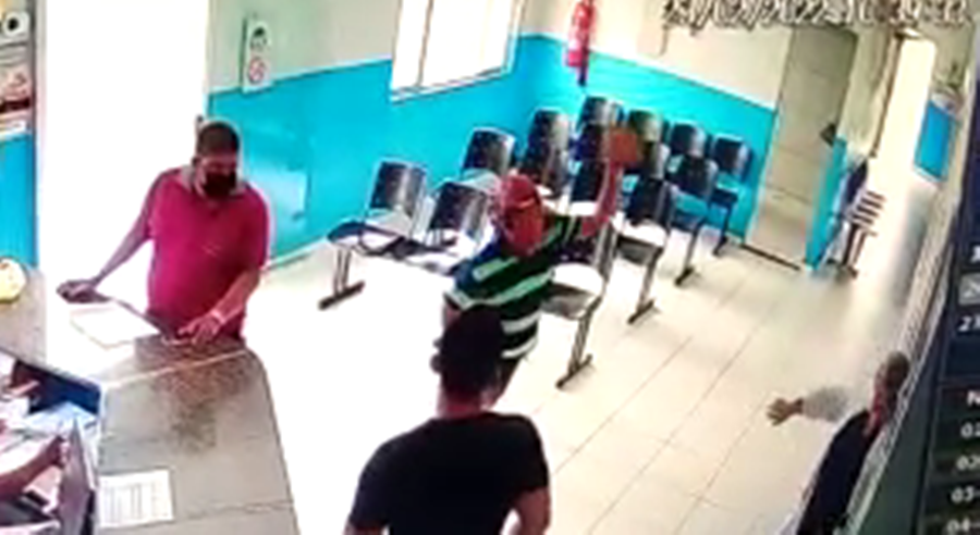 Vídeo Profissional é agredida com pedrada enquanto trabalhava, em UBS