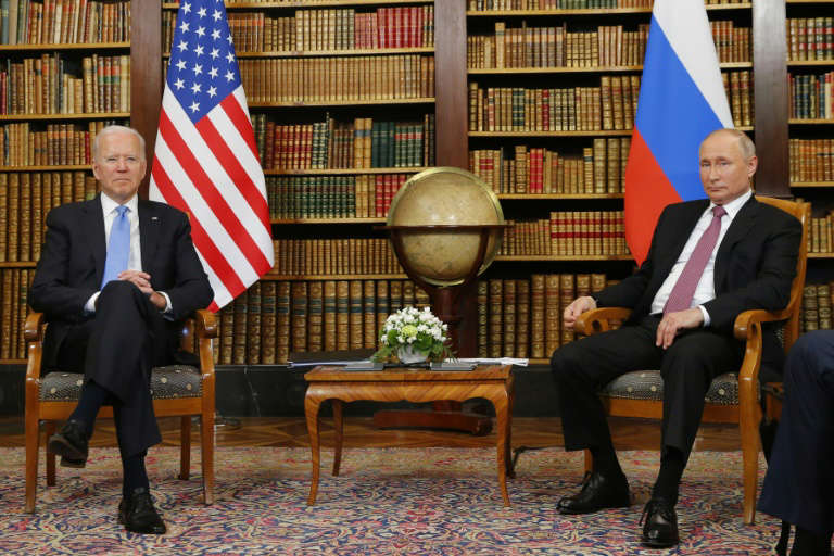 Kremlin esfria esperança de reunião Putin-Biden