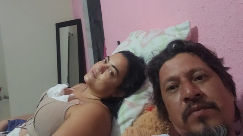 Marido junta R$ 20 mil em garrafão d’água e realiza sonho da esposa de colocar silicone