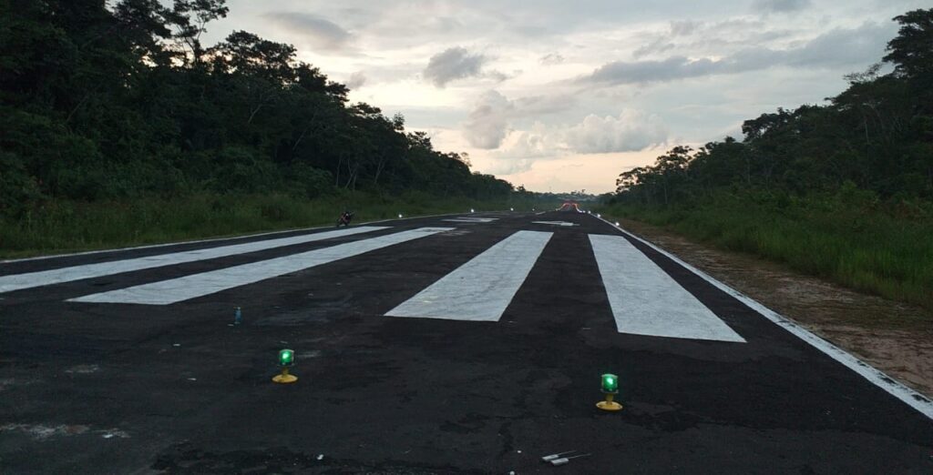 Estado entrega revitalização do aeródromo de Marechal Thaumaturgo e garante iluminação para operação noturna