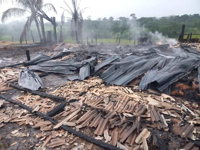 Filho é suspeito de atear fogo na casa do próprio pai, em Sena: “Só Deus pode resolver”