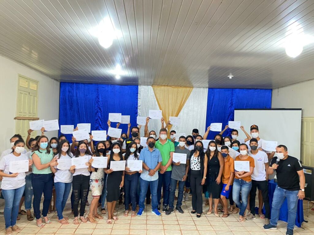 Prefeito certifica 60 alunos de cursos profissionalizantes em Porto Walter