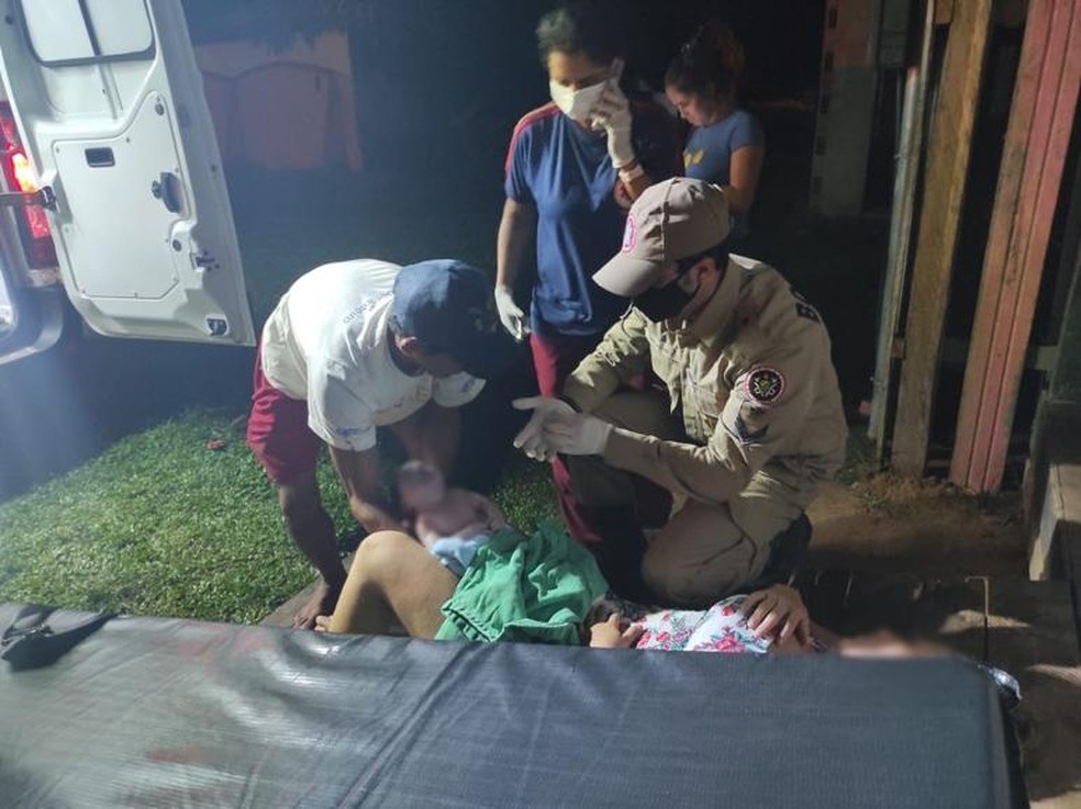 Mulher dá à luz em frente de borracharia enquanto esperava ambulância em Feijó