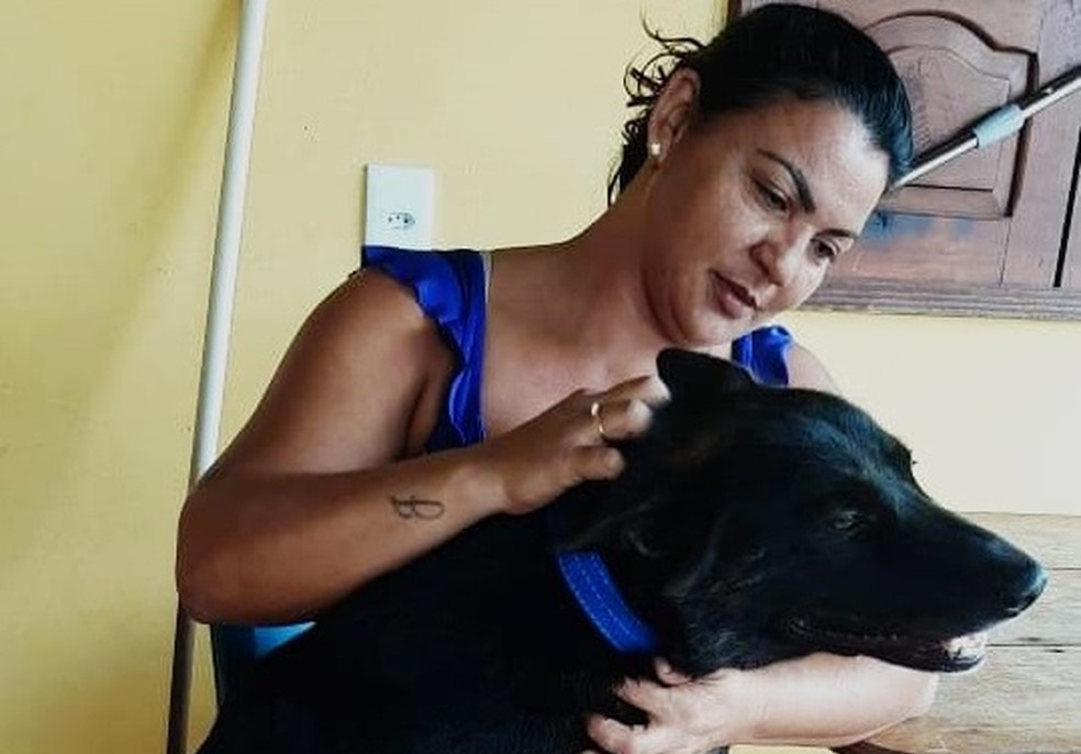 Cachorro que foi furtado e resgatado pela polícia antes de ser trocado por drogas é devolvido à família no Acre